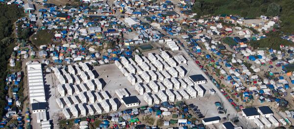 Несанкционированный лагерь мигрантов в Кале, Франция - Sputnik Литва