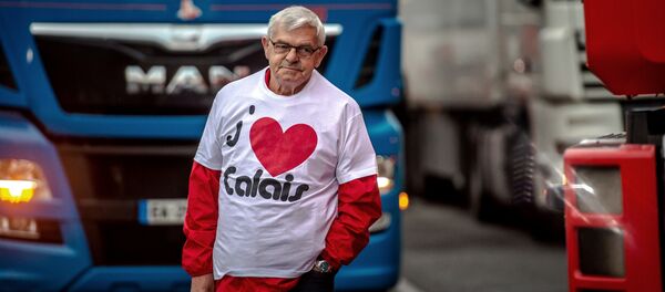 Мужчина в футболке Я люблю Кале бастует против несанкционированного лагеря мигрантов Мужчина в футболке Я люблю Кале бастует против несанкционированного лагеря мигрантов - Sputnik Литва