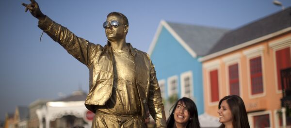 Актер ожившая статуя в роли Фредди Меркьюри - Sputnik Литва