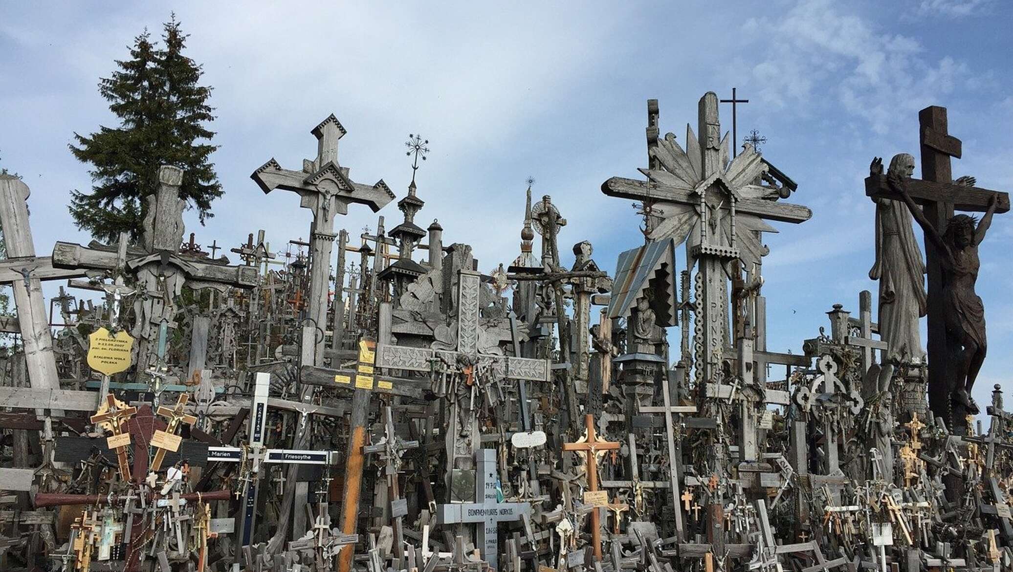 Hill of crosses. Шяуляй гора крестов. Холм крестов в Литве. Гора крестов, Шяуляй, Литва. Гора крестов (неподалеку от г. Шяуляй).