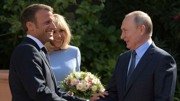 Президент России Владимир Путин встретился с президентом Франции Эммануилом Макроном, 19 августа 2019 года - Sputnik Литва