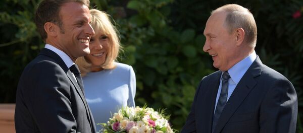 Президент России Владимир Путин встретился с президентом Франции Эммануилом Макроном, 19 августа 2019 года - Sputnik Литва