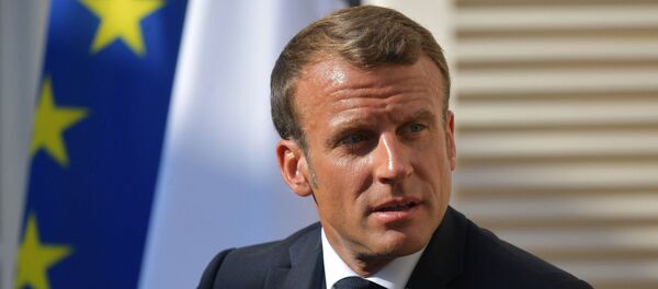 Президент Франции Эммануэль Макрон на встрее с президентом России Владимиром Путиным, 19 августа 2019 года - Sputnik Lietuva