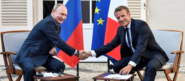 Президент России Владимир Путин встретился с президентом Франции Эммануилом Макроном, 19 августа 2019 года - Sputnik Литва