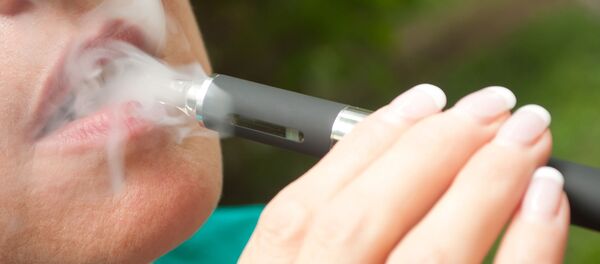 Вейпер с электронной сигаретой, архивное фото Вейпер с электронной сигаретой, архивное фото - Sputnik Lietuva