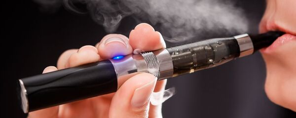Вейпер с электронной сигаретой, архивное фото - Sputnik Литва