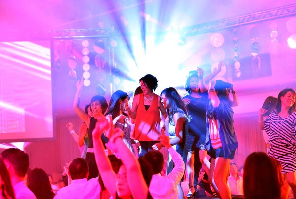 Люди на дискотеке в бальном зале отеля Takanawa Prince в Токио - Sputnik Литва