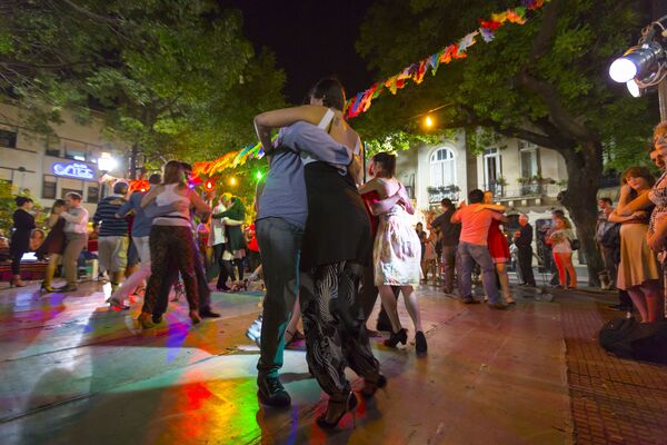 Люди танцуют танго на главной площади Сан-Тельмо в Буэнос-Айресе, Аргентина - Sputnik Lietuva