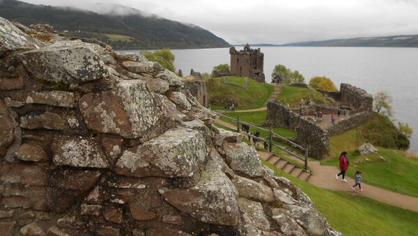 Развалины замка Аркарт на берегу озера Лох-несс в Шотландии, архивное фото - Sputnik Lietuva