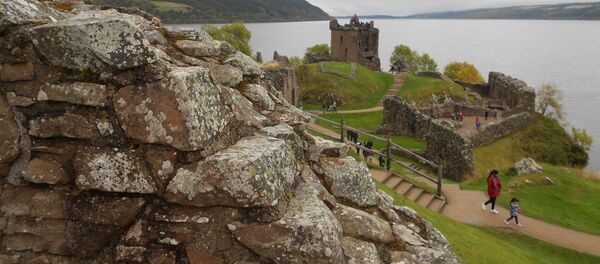 Развалины замка Аркарт на берегу озера Лох-несс в Шотландии, архивное фото Развалины замка Аркарт на берегу озера Лох-несс в Шотландии, архивное фото - Sputnik Lietuva