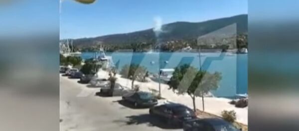 Момент крушения вертолета с россиянами в Греции попал на видео Момент крушения вертолета с россиянами в Греции попал на видео - Sputnik Lietuva