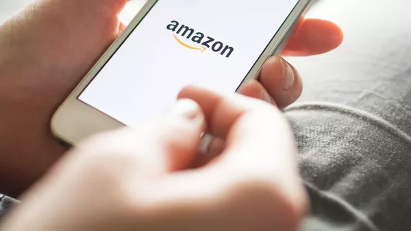 Логотип фирмы Amazon в телефоне, архивное фото - Sputnik Lietuva
