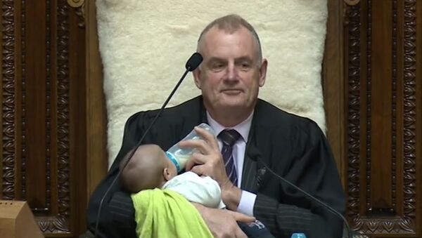 Naujosios Zelandijos parlamento pirmininkas diskusijų metu maitino kūdikį - Sputnik Lietuva
