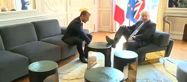 Борис Джонсон поставил ногу на стол во время встречи с Макроном  - Sputnik Литва