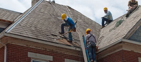 Мигранты ремонтируют дом, архивное фото - Sputnik Литва