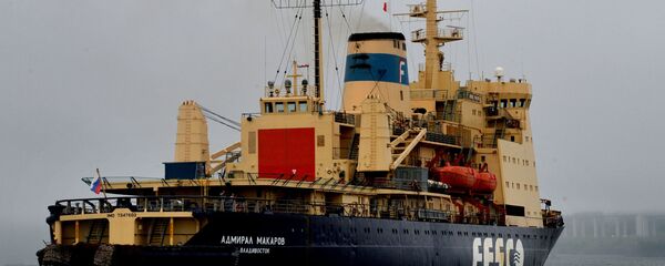 Ледокол Адмирал Макаров в проливе Босфор Восточный во время ухода в рейс по обеспечению летней навигации на трассе Северного морского пути (СМП) в восточном районе Арктики, архивное фото - Sputnik Литва