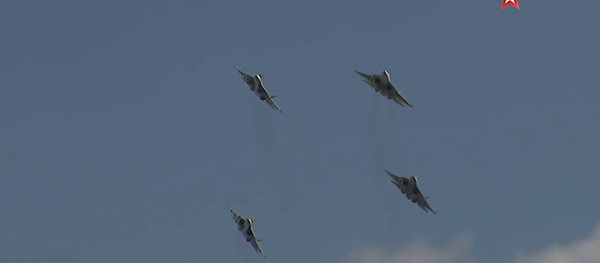 Высший пилотаж на Су-57: кадры летной программы МАКС-2019 показали на видео - Sputnik Литва
