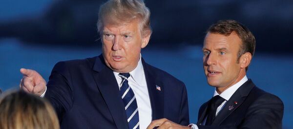 Президент Франции Эммануэль Макрон беседует с президентом США Дональдом Трампом, во время саммита G7 в Биаррице, Франция, 25 августа 2019 года Президент Франции Эммануэль Макрон беседует с президентом США Дональдом Трампом, во время саммита G7 в Биаррице, Франция, 25 августа 2019 года - Sputnik Lietuva