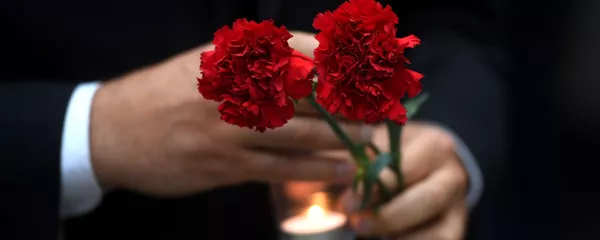 Цветы и зажженная свеча, архивное фото Цветы и зажженная свеча, архивное фото - Sputnik Lietuva
