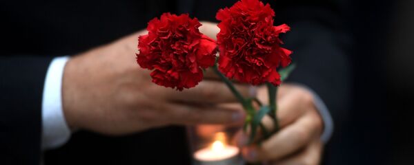 Цветы и зажженная свеча, архивное фото - Sputnik Литва