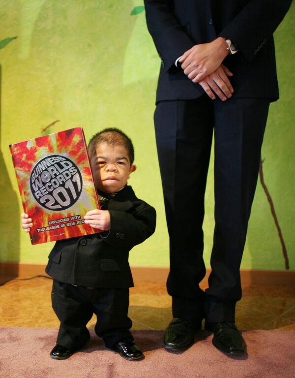 24-летний Эдвард Нино Эрнандес из Колумбии, признанный самым маленьким мужчиной в мире - Sputnik Lietuva