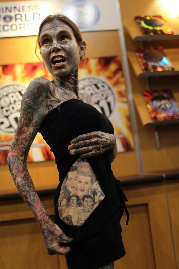 Самая татуированная женщина в мире по книге рекордов Гиннесса Джулия Гнусе  - Sputnik Литва