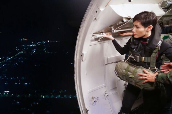 Супруга короля Таиланда Ваджиралонгкорн Синеенат Биласкалайани во время прыжка с парашютом  - Sputnik Литва