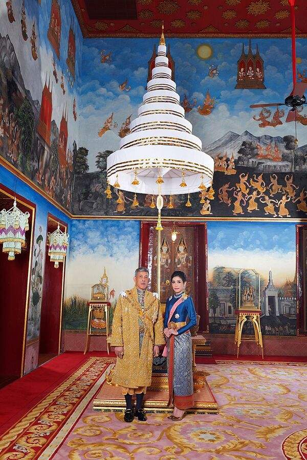 Король Таиланда Маха Вачиралонгкорн с супругой Синеенат Биласкалайани  - Sputnik Lietuva