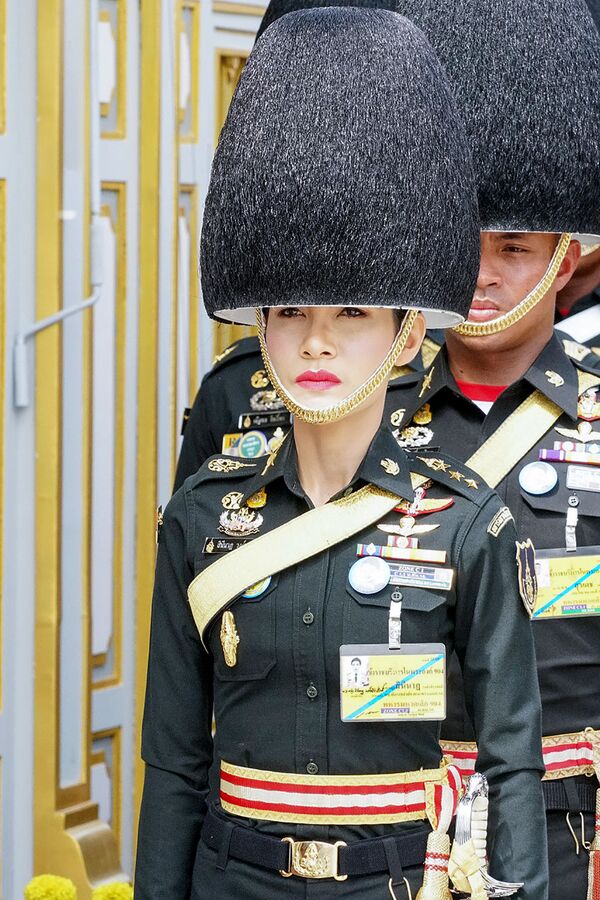 Супруга короля Таиланда Ваджиралонгкорн Синеенат Биласкалайани на торжественном параде  - Sputnik Lietuva