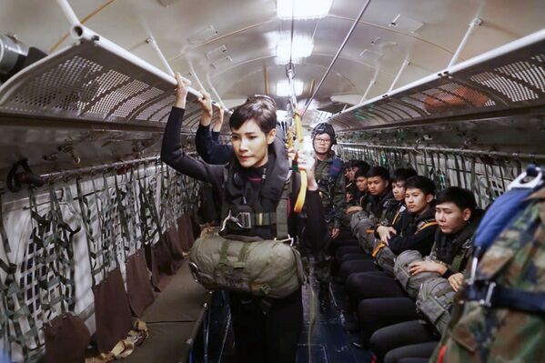 Супруга короля Таиланда Синеенат Биласкалайани в военной форме десантника перед прыжком с парашютом - Sputnik Литва