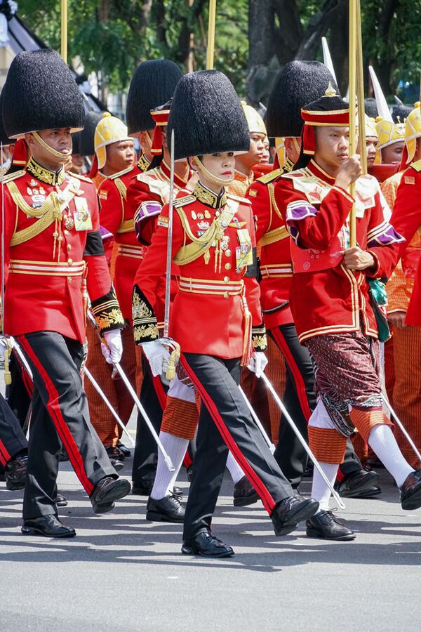 Супруга короля Таиланда Синеенат Биласкалайани марширует в форме гвардейца  - Sputnik Lietuva