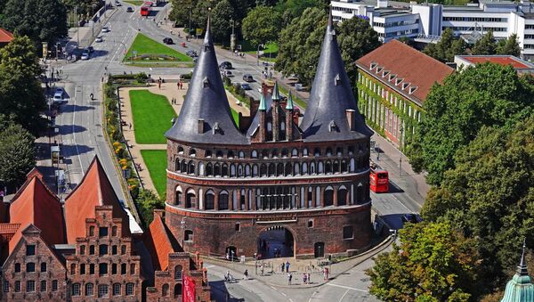 Хольстентор - средневековые городские ворота города Любека, построенные в XV веке - Sputnik Литва