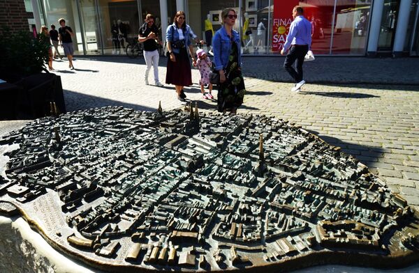 Бронзовый макет средневекового города на рыночной площади Любека - Sputnik Литва