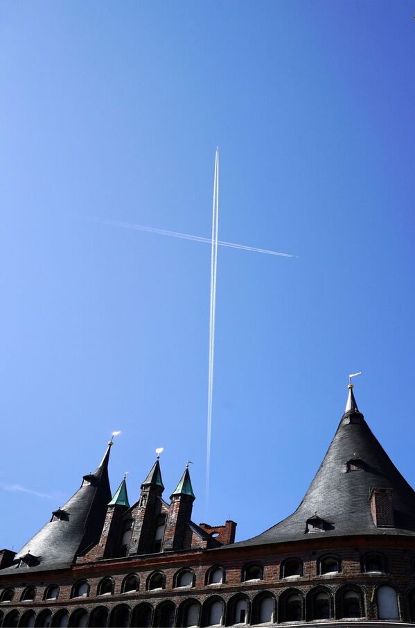 Небо над средневековыми городскими воротами города Любека - Хольстентор, Германия - Sputnik Литва
