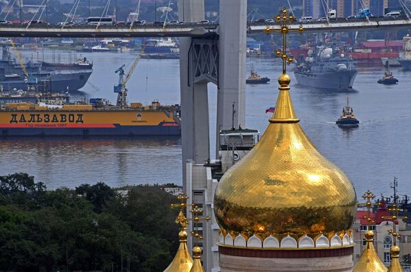 Купола строящегося Спасо-Преображенского кафедрального собора во Владивостоке - Sputnik Литва