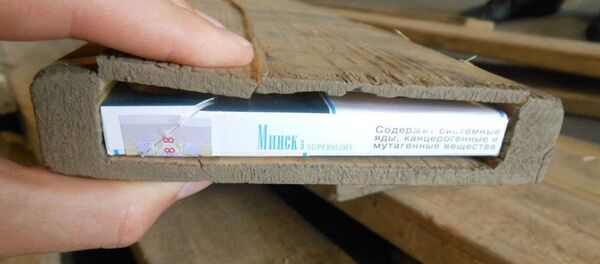 Lietuvos muitininkai aptiko cigarečių kontrabandą vilkiko tento lentose - Sputnik Lietuva