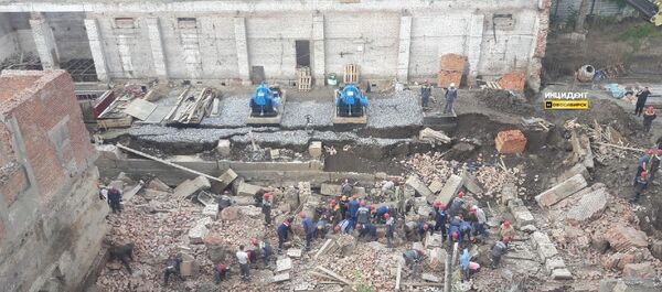 Novosibirske ant darbuotojų nugriuvo siena Novosibirske ant darbuotojų nugriuvo siena - Sputnik Lietuva