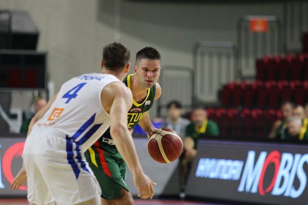 Литва переиграла чехов и объявила состав на чемпионат мира Литва переиграла чехов и объявила состав на чемпионат мира - Sputnik Литва