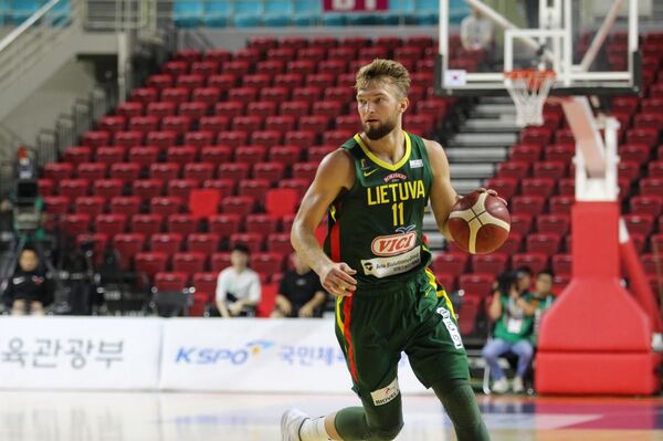 Литва переиграла чехов и объявила состав на чемпионат мира Литва переиграла чехов и объявила состав на чемпионат мира - Sputnik Литва