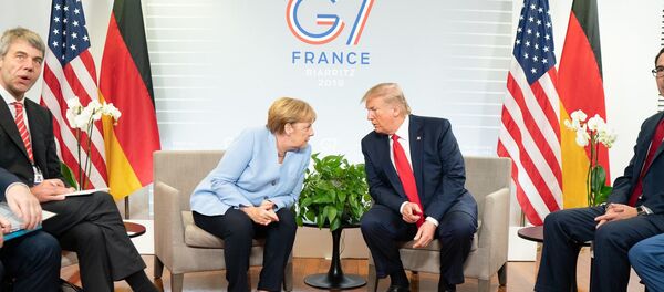 Президент США Дональд Трамп и канцлер Германии Ангела Меркель на саммите Большой семерки в Биарицце - Sputnik Литва