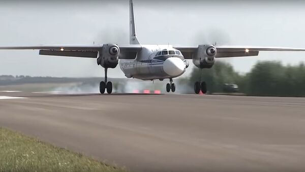 Опубликовано видео посадки Су-34 и Ан-26 на строящуюся автомагистраль - Sputnik Литва