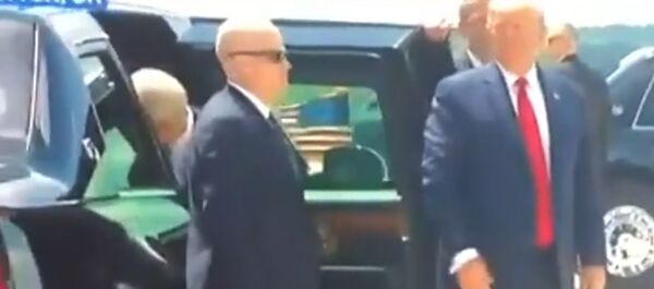 Prie kojos!: Internete pasirodė vaizdo įrašas, kaip Trampas elgiasi su savo žmona Prie kojos!: Internete pasirodė vaizdo įrašas, kaip Trampas elgiasi su savo žmona - Sputnik Lietuva