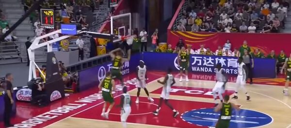 Литовцы уничтожили Сенегал в первом матче Кубка мира по баскетболу Литовцы уничтожили Сенегал в первом матче Кубка мира по баскетболу - Sputnik Литва