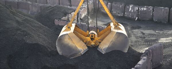 Разгрузка угля в порту Одессы, архивное фото - Sputnik Литва