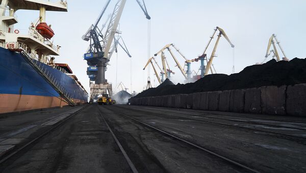 Разгрузка угля в порту, архивное фото - Sputnik Литва