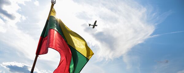 Флаг Литвы и самолет в небе, архивное фото - Sputnik Литва