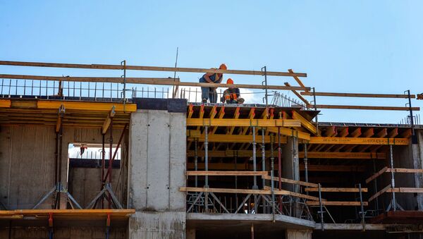 Рабочие работают на строительстве здания в Литве, архивное фото - Sputnik Литва