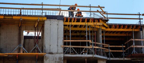 Рабочие работают на строительстве здания в Литве, архивное фото - Sputnik Литва