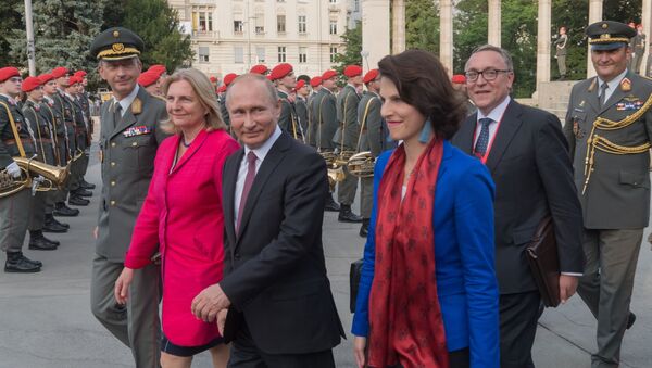 Buvusi Austrijos užsienio reikalų ministrė Karin Kneisl ir Rusijos prezidentas Vladimiras Putinas - Sputnik Lietuva