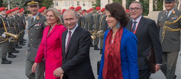 Buvusi Austrijos užsienio reikalų ministrė Karin Kneisl ir Rusijos prezidentas Vladimiras Putinas Buvusi Austrijos užsienio reikalų ministrė Karin Kneisl ir Rusijos prezidentas Vladimiras Putinas - Sputnik Lietuva